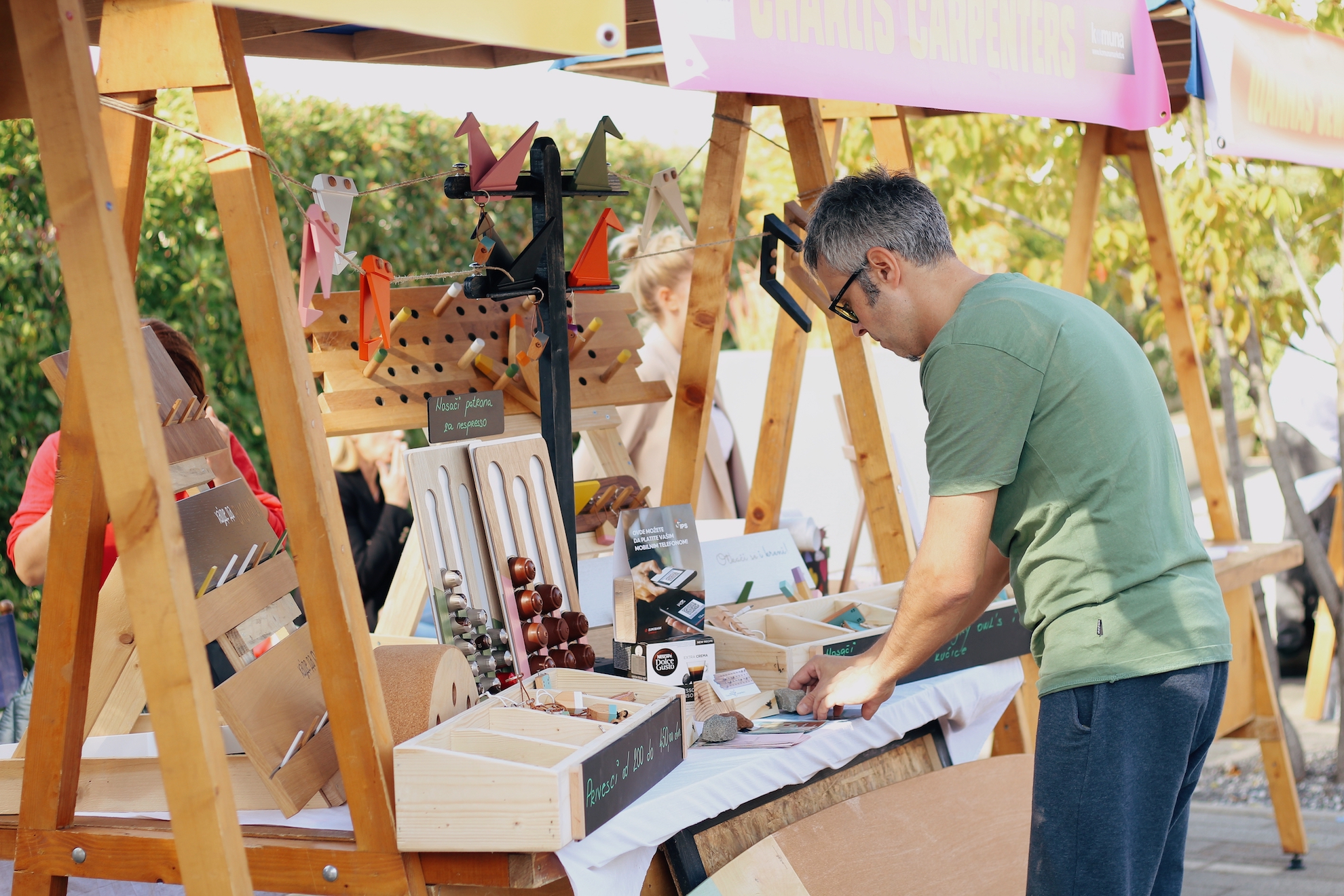 Proizvođač namešta štand na marketu